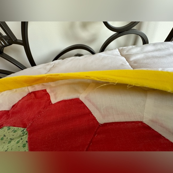 Rare Vintage 1920’s Grandmother’s Flower Garden Hand Stitched 92”x72” Quilt - Picture 10 of 15